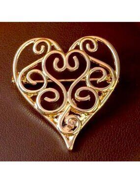 Brooch Filigree Heart Stylish Vintage Style Gold Elegant Glam Fashion Stunning